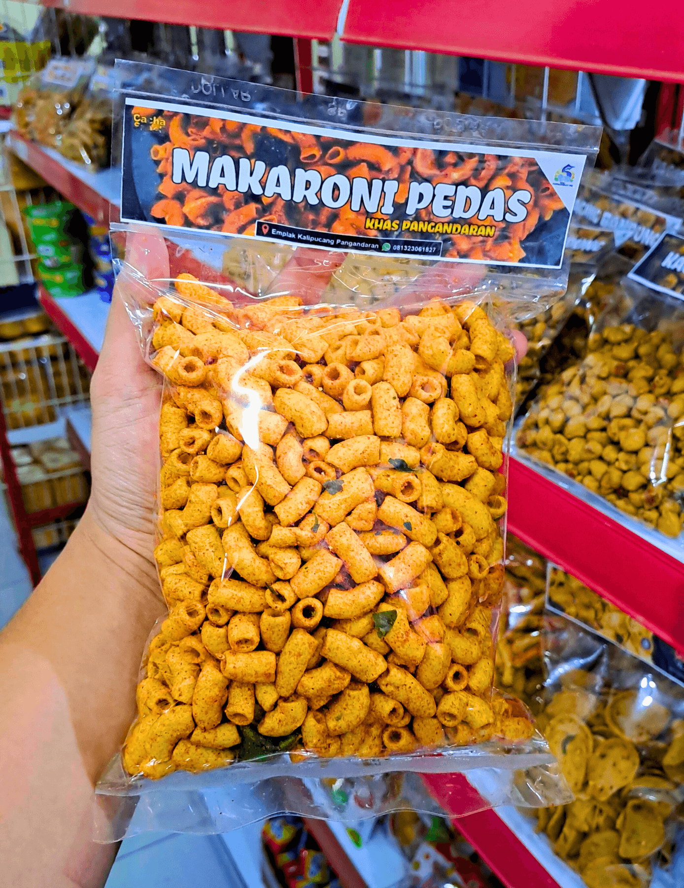 Tekstur makaroni pedas, salah satu cemilan favorit di TokoCacha